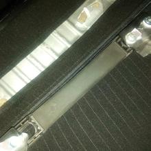 Оторвана ручка у дорожнго чемодана из пластика.