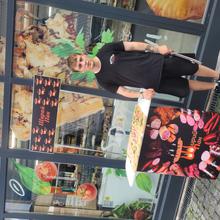 Стояти і пропонувати ковбасу на дігустацію